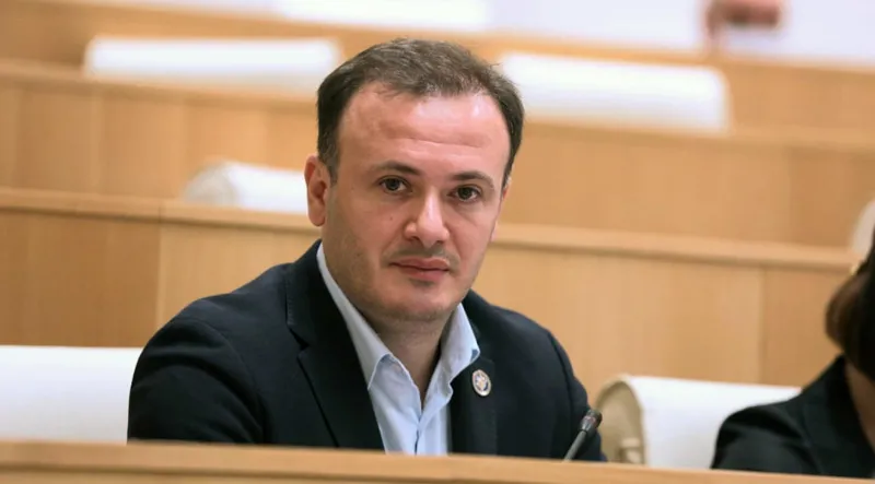 ირაკლი ზარქუა "კასრების საქმეზე" გაკეთებულ კომენტარზე: ბარამიძე, ამ თავის სიშტერით, ეტყობა ახალი კანდიდატი რომ ჰყავთ "მწვალებელთა პარტიას" იმას ეჯიბრება, რომ გადაასწროს