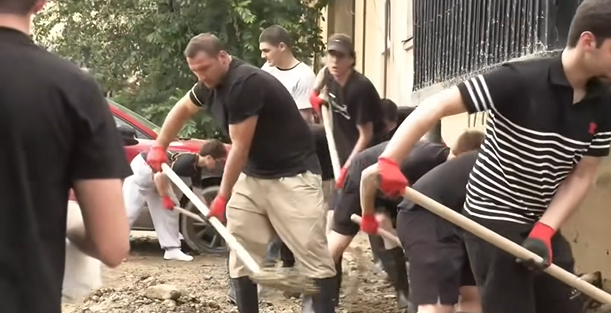 თელავის სტიქიის გაწმენდით სამუშაოებში ქართული ოცნების ახალგაზრდული ორგანიზაცია ჩაერთო