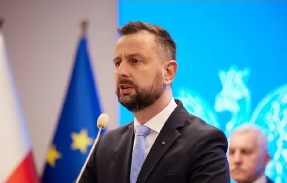 პოლონეთის თავდაცვის მინისტრი – პოლონეთში მცხოვრები გაწვევის ასაკის ყველა უკრაინელი უნდა დაბრუნდეს სამშობლოში, რათა უკრაინის შეიარაღებული ძალების რიგები შეავსონ
