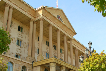 თბილისის საქალაქო სასამართლომ სოციალურ სივრცეში სიძულვილის ენის გამოყენებისთვის მოქალაქე მალხაზ კვამლაძე 2000 ლარით დააჯარიმა
