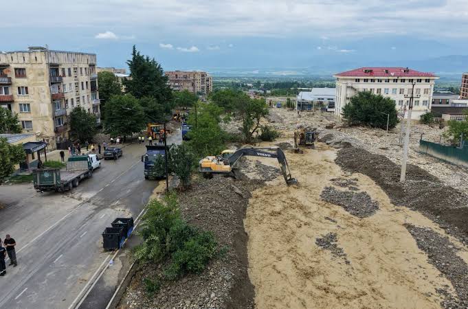 თელავში სტიქიის შედეგად დაზიანებული ინფრასტრუქტურის აღდგენითი სამუშაოები მიმდინარეობს