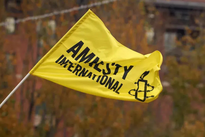 Amnesty International-ი ჯოან როულინგის სექსუალური ძალადობის მხარდაჭერის ცენტრის კრიტიკის გამო სინანულს გამოთქვამს