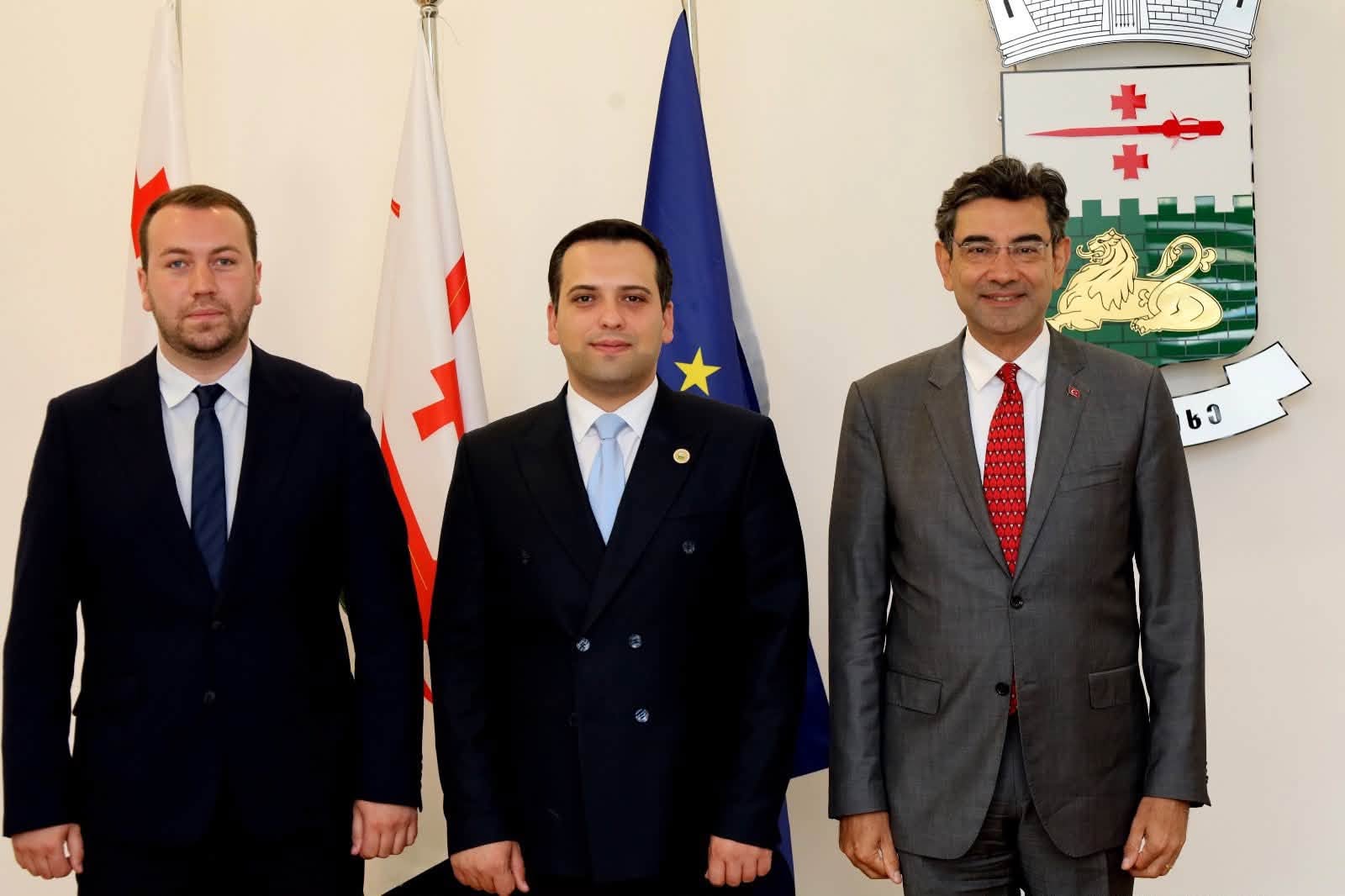 ახალციხის მუნიციპალიტეტის მერი ვარლამ წიკლაური და საკრებულოს თავმჯდომარე საბა კბილაშვილი თურქეთის რესპუბლიკის საგანგებო და სრულუფლებიან ელჩს საქართველოში, მუსტაფა თურქერ არის შეხვდნენ