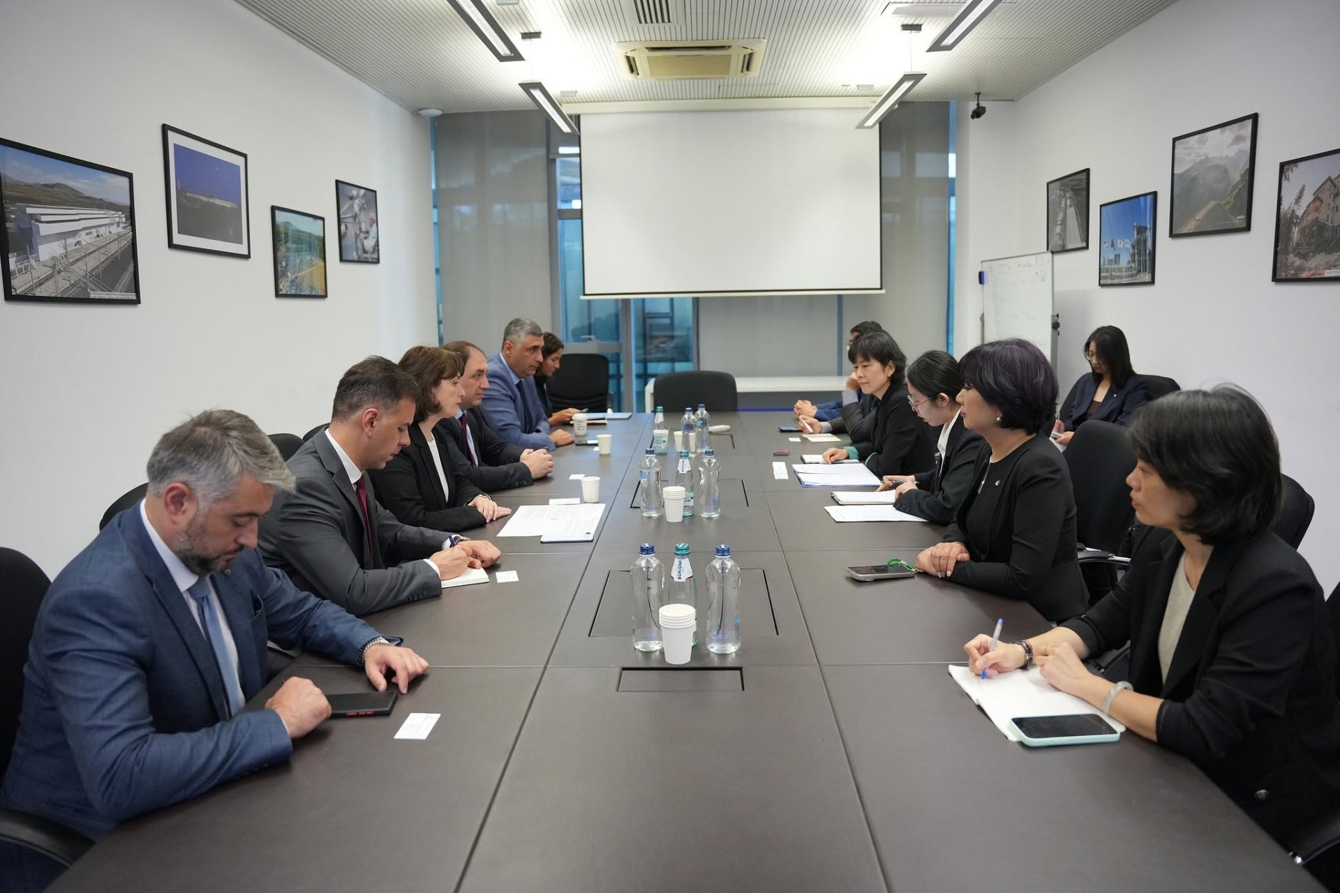 სამოქალაქო ავიაციის სააგენტოს დირექტორმა, გივი დავითაშვილმა ჩინეთის ერთ-ერთი უმსხვილესი ავიაკომპანიის, China Eastern Airlines-ის ვიცე-პრეზიდენტთან, ხე სიაოცუენთან სამუშაო შეხვედრა გამართა
