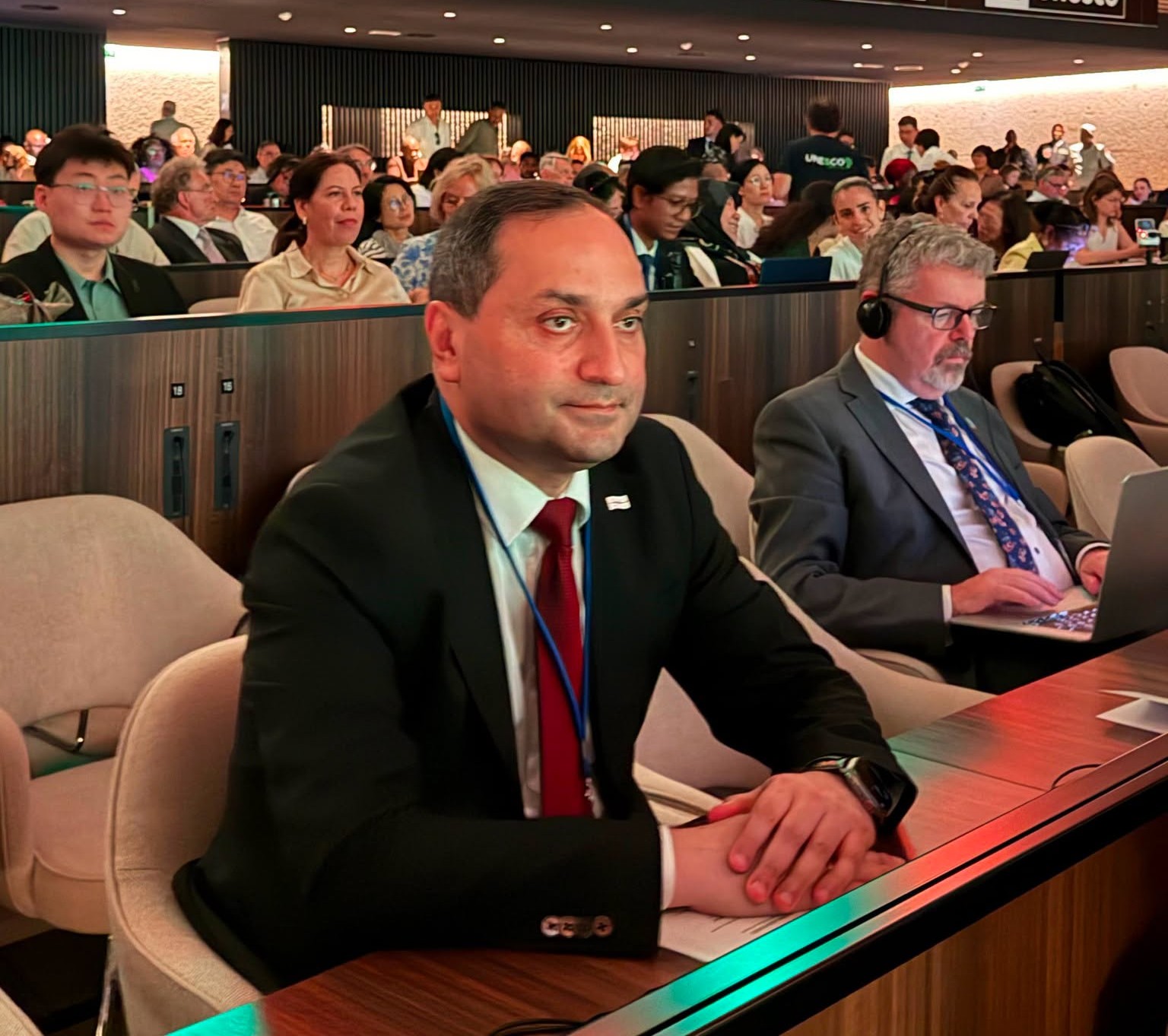 ზვიად გაბისონია პარიზში, UNESCO-ს ეგიდით გამართულ გლობალურ კონფერენციაში მონაწილეობს