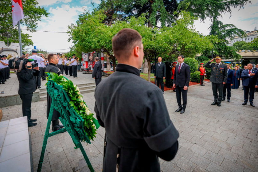 თურქმენეთის პრეზიდენტმა, დელეგაციის წევრებთან ერთად, ქვეყნის ერთიანობისთვის ბრძოლაში დაღუპულ გმირთა მემორიალი გვირგვინით შეამკო