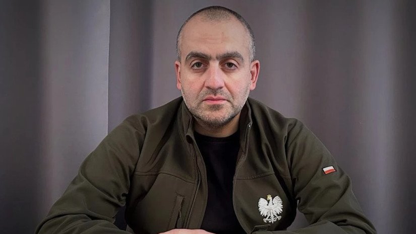 გიორგი გამსახურდია: რიყეზე დოქების დადგმის ამბავში,სინამდვილეში, ორი მიზეზი ჰქონდა შიზოიდ და სექსუალურად ხურუშიან მიშას, ერთი, რეზიდენციაში ხმაურს არ უნდოდა შეეწუხებინა და მეორე, მის ხარჭას, სოფოს თემა გაუკეთა, "გაუსწორა " ანუ, სახელმწიფოს ხარჯზე