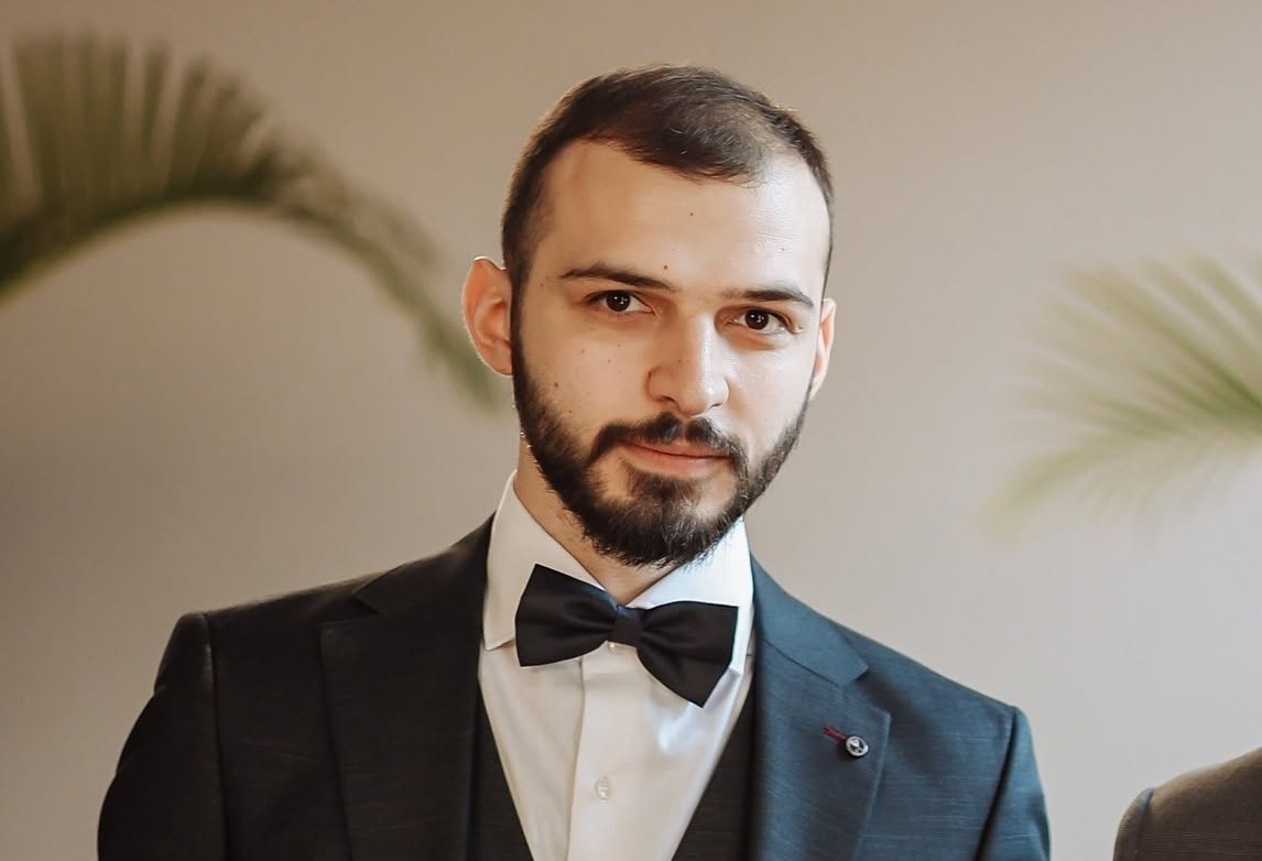თელავში, ერთ-ერთ სასტუმროში ინციდენტთან დაკავშირებით დაკავებულის ადვოკატი აცხადებს, რომ მისი დაცვის ქვეშ მყოფი არის რუსების პროვოკაციის მსხვერპლი და თავადაც დაზარალებული