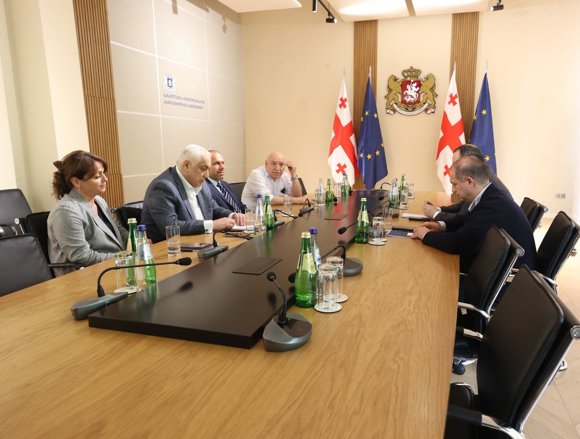  გივი მიქანაძემ სამხრეთ კაროლინას უნივერსიტეტის მაღალი ენერგიების ფიზიკის საერთაშორისო სამეცნიერო კვლევითი პროგრამის ხელმძღვანელთან, პროფესორ რობერტო პეტისთან გაცნობითი ხასიათის შეხვედრა გამართა