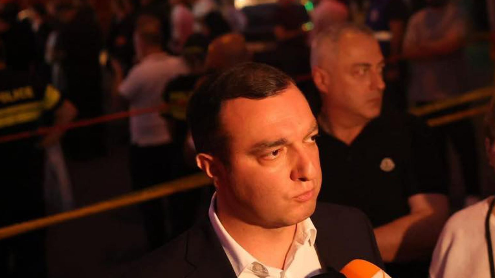 ირაკლი ბენდელიანი: მერიის ყველა სამსახური, გამგეობები, ინფრასტრუქტურის სამსახური, თბილსერვისი პრობლემის დაწყებისთანავე გამოსულები ვართ. ასევე მნიშვნელოვანია, რომ მერიის ცხელ ხაზზე შემოსული არცერთი შეტყობინება რეაგირების გარეშე არ გვრჩება