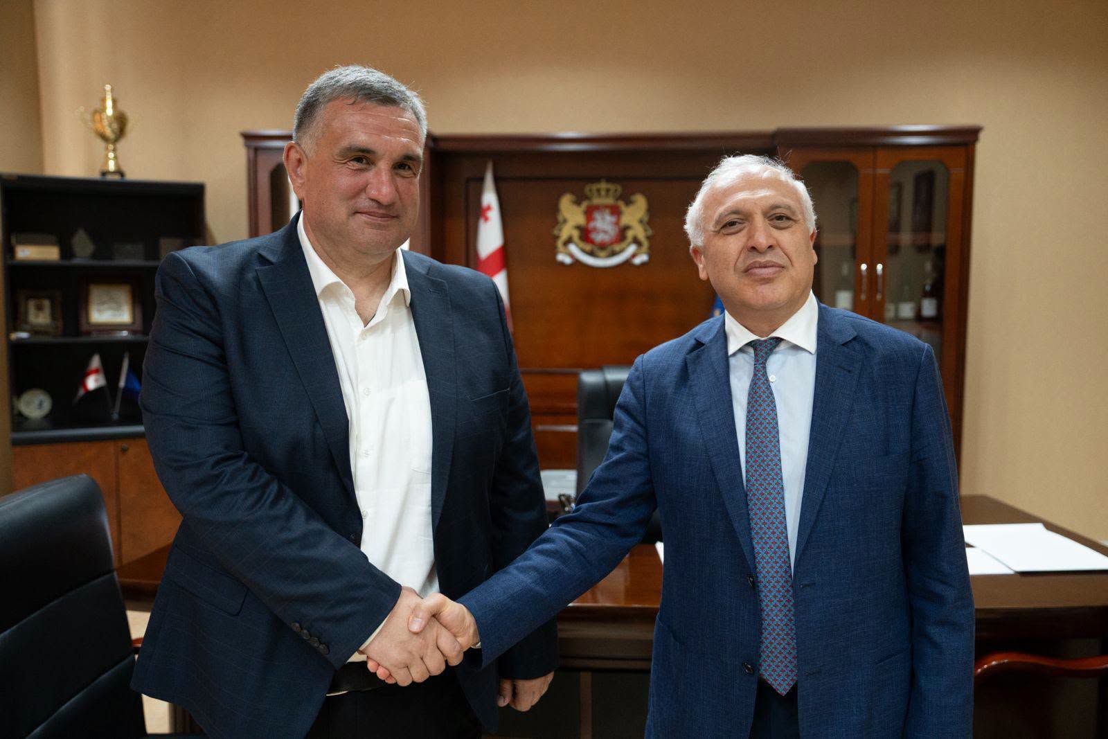  პლატონ კალმახელიძე სომხეთის რესპუბლიკის საგანგებო და სრულუფლებიან ელჩს საქართველოში აშოტ სმბატიანს შეხვდა