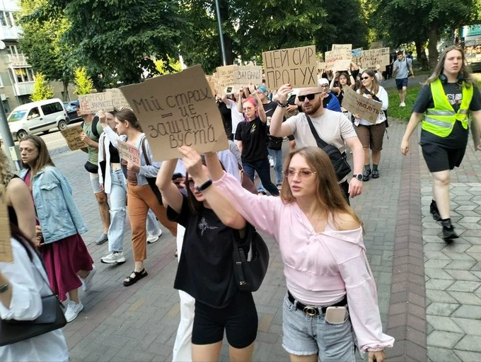 კიევსა და უკრაინის სხვა ქალაქებში მეხუთე დღეა, ყოფილი თავდაცვის მინისტრის, მიხაილო ფედოროვის მხარდამჭერი აქციები იმართება, აქციის მონაწილეები ალექსანდრ სირსკის თანამდებობიდან გადაყენებას ითხოვენ