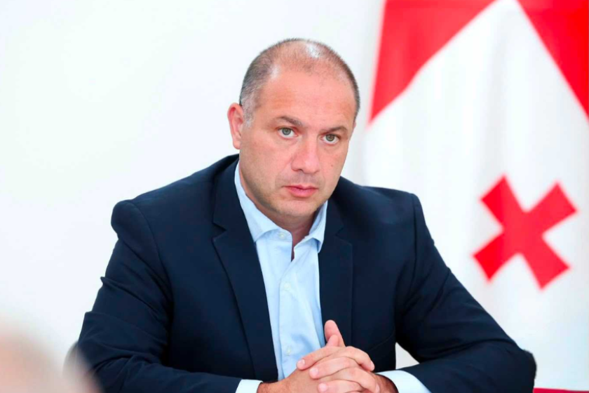 გივი მიქანაძე: პირველ ეტაპზე, 15 სექტემბრისთვის ყველა პირველკლასელი იქნება უზრუნველყოფილი სასკოლო ფორმით, ხოლო პირველი სემესტრის განმავლობაში - ოქტომბერსა და ნოემბრის ბოლოს უკვე შემოვა დამზადებული ფორმები, რომლებითაც დანარჩენი 5 კლასი - მეექვსე კლასის ჩათვლით იქნება უზრუნველყოფილი