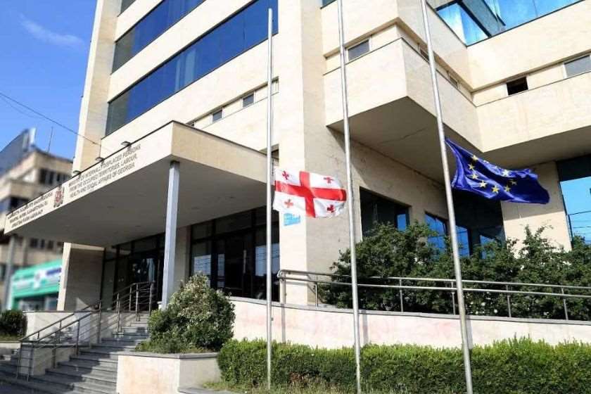 ჯანდაცვის სამინისტრო თამარ იარაჯულის შვილის მკურნალობაზე: კონსილიუმის რეკომენდაციების თანახმად, საქართველოში სრულად ხელმისაწვდომია სათანადო სამედიცინო რესურსი, რათა პაციენტს ჩაუტარდეს საჭირო მკურნალობა, ამასთან, თუ პაციენტის მკურნალობა საზღვარგარეთ დაიგეგმება, სამინისტრო მზად არის უზრუნველყოს შესაბამისი სამედიცინო მომსახურების დაფინანსება, რამდენადაც ამის შესაძლებლობას მოგვცემს მოქმედი კანონმდებლობა