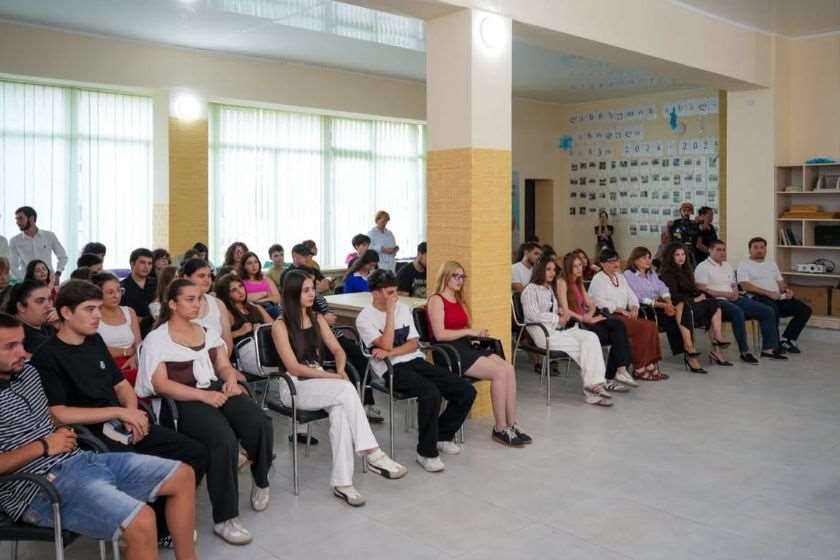 ლანჩხუთის ახალგაზრდულ ცენტრში მარჯანიშვილის თეატრის რეჟისორი, ციცინო კობიაშვილი და მსახიობი, მერაბ კილაძე ადგილობრივ ახალგაზრდებს შეხვდნენ
