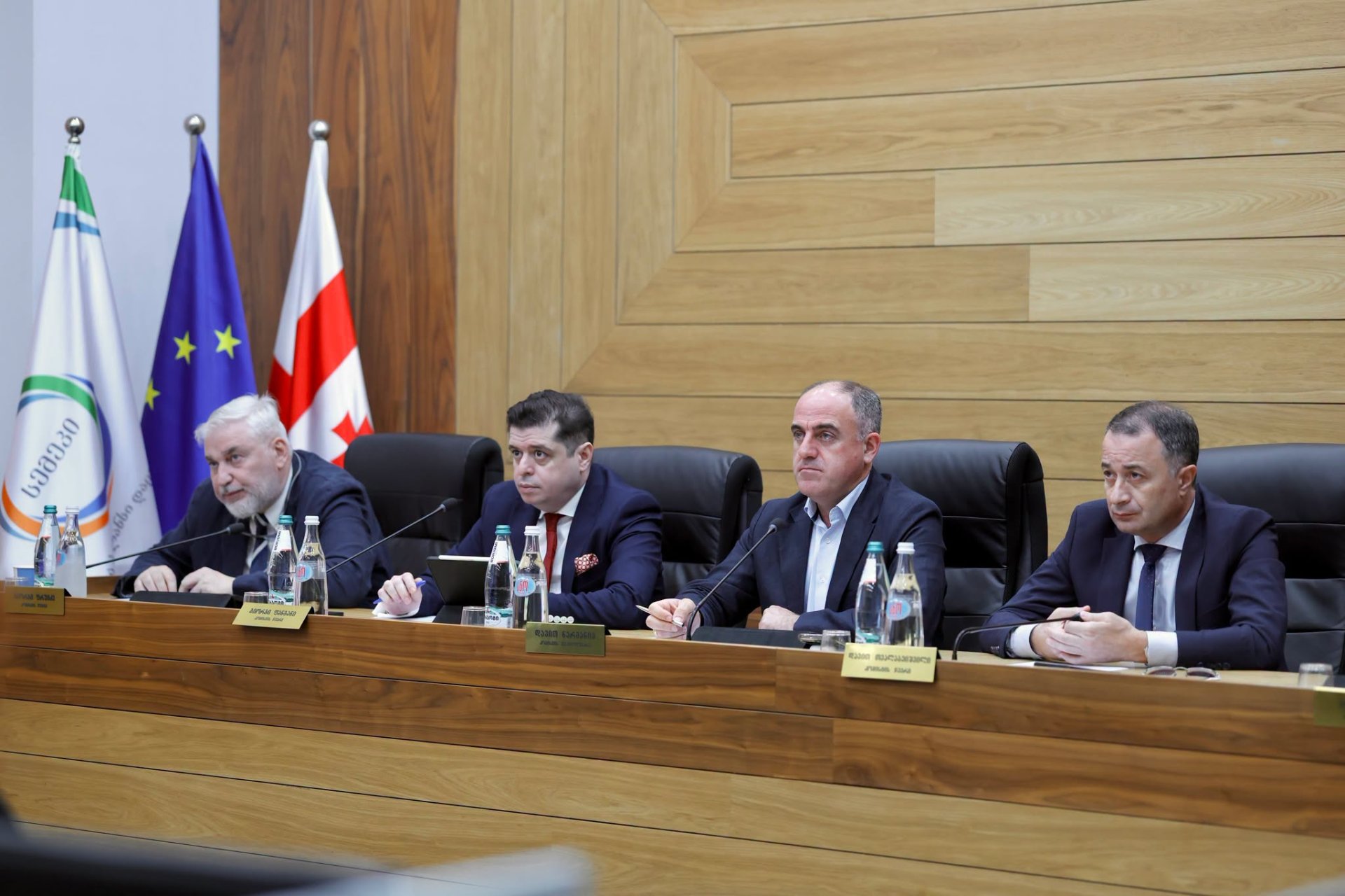 საქართველოს ენერგეტიკისა და წყალმომარაგების მარეგულირებელმა ეროვნულმა კომისიამ საჯარო სხდომაზე დღის წესრიგით გათვალისწინებული საკითხები განიხილა, ამასთანავე იმსჯელა ახალი მომხმარებლების ელექტროენერგიის ქსელთან და წყალმომარაგების სისტემებთან მიერთების საკითხებზე