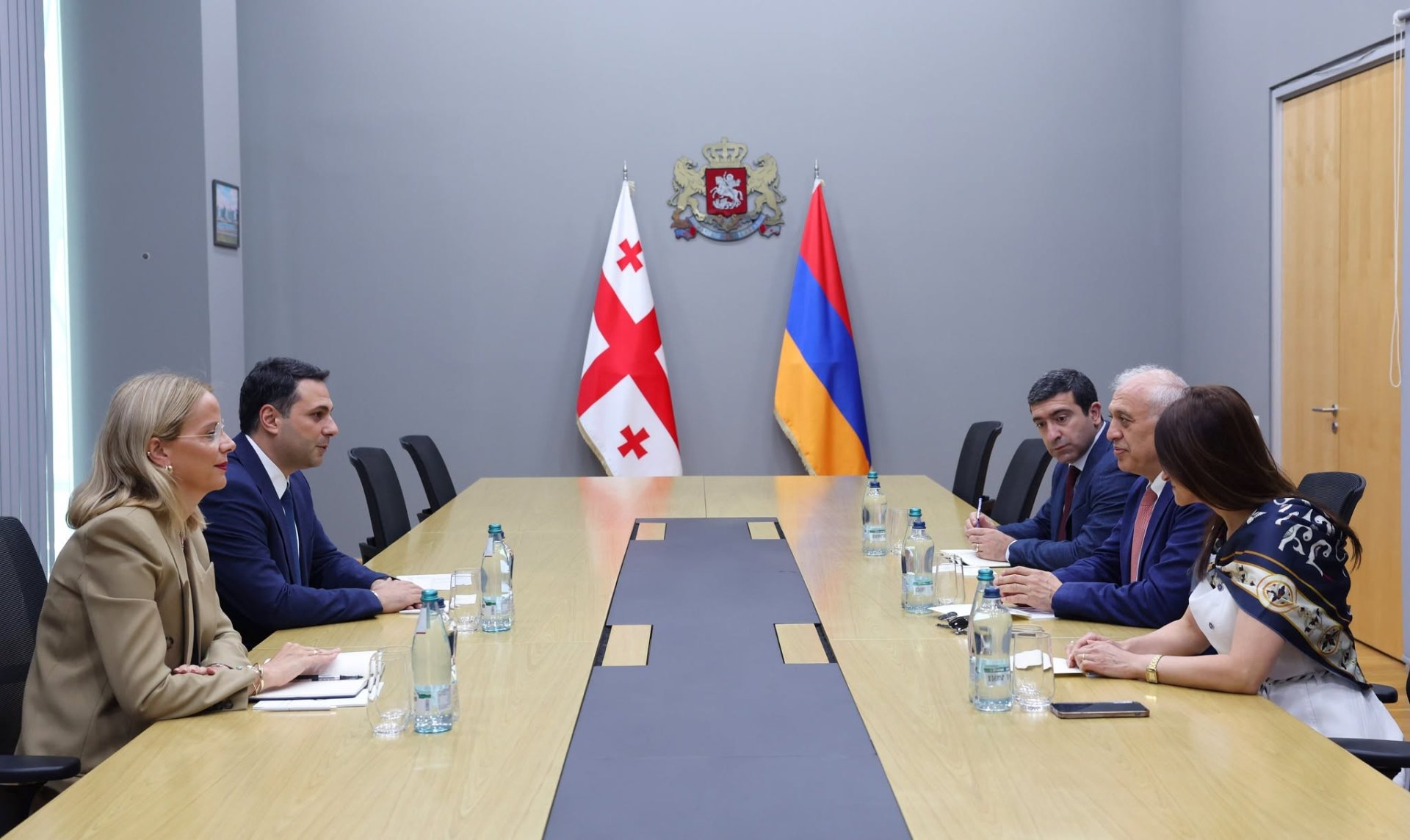 შინაგან საქმეთა სამინისტროს საპატრულო პოლიციის დეპარტამენტის დირექტორი ლევან მაისურაძე, საერთაშორისო ურთიერთობების დეპარტამენტის დირექტორთან სოფიო იმერლიშვილთან ერთად, საქართველოში სომხეთის რესპუბლიკის საგანგებო და უფლებამოსილ ელჩს, აშოტ სმბატიანს შეხვდა