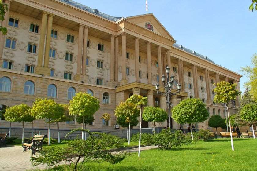 ონისე ოქრიაშვილზე თავდამსხმელისთვის აღკვეთის ღონისძიების შეფარდებაზე სასამართლო დღეს იმსჯელებს