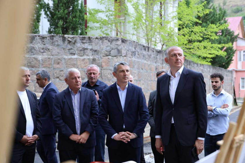 აჭარის მთავრობის თავმჯდომარე შუახევის მუნიციპალიტეტში ინფრასტრუქტურულ პროექტებს გაეცნო და სოფელ ხიჭაურსა და გომარდულში მიმდინარე სამუშაოები დაათვალიერა
