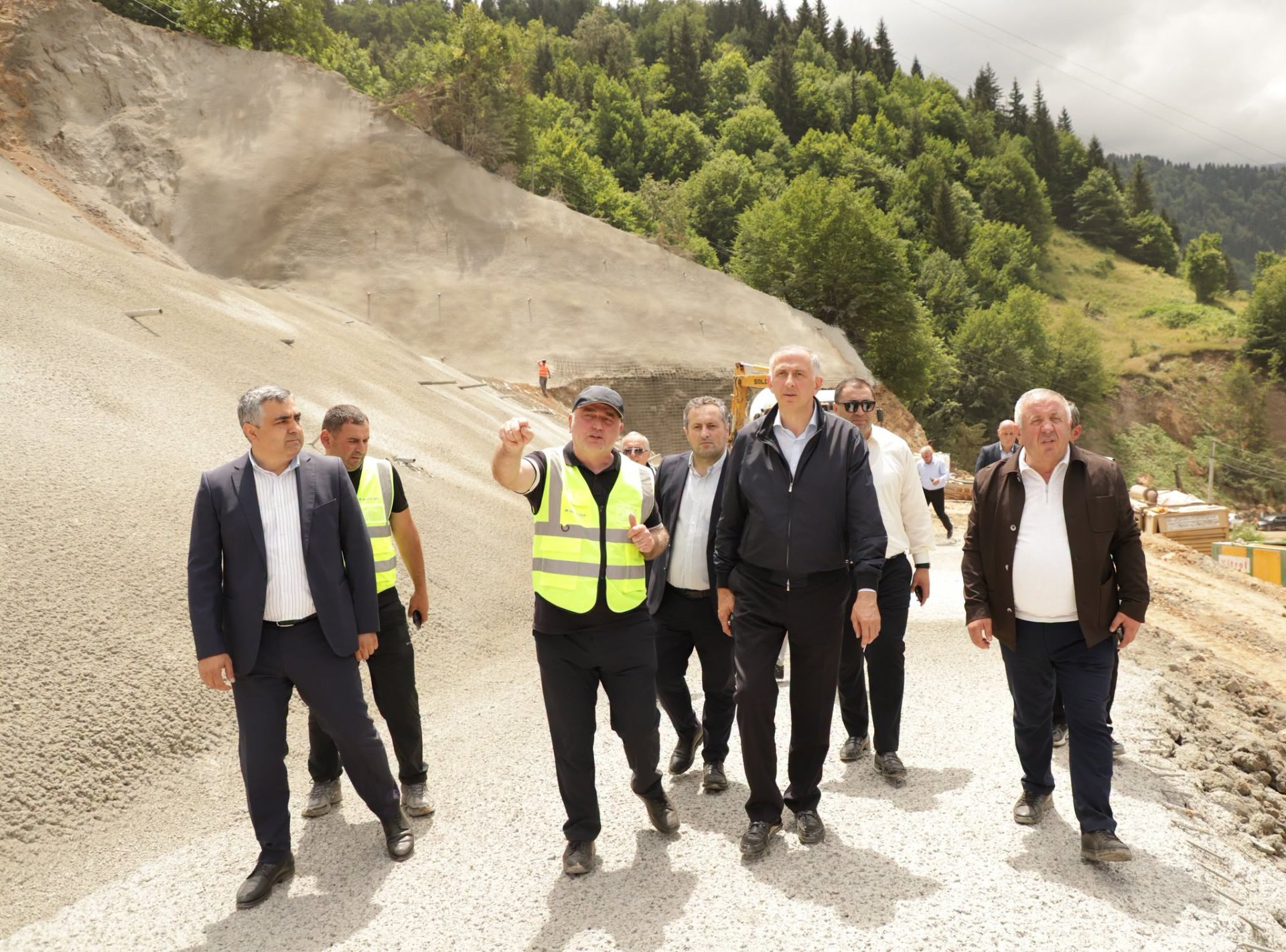 აჭარის მთავრობის თავმჯდომარე ზურაბ პატარაძე მაღალმთიან აჭარაში  მიმდინარე საგზაო ინფრასტრუქტურულ პროექტებს, შიდასასოფლო და ცენტრალური გზების სარეაბილიტაციო სამუშაოებს  გაეცნო