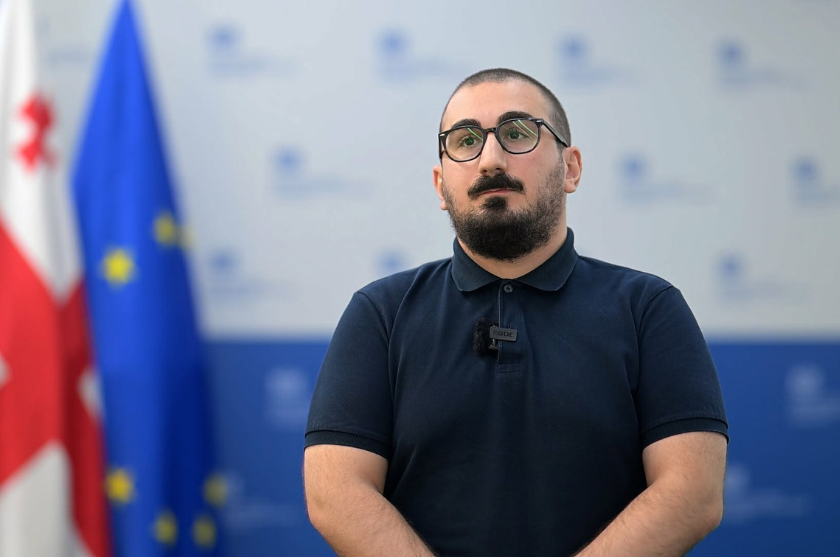 დავით ჯაფარიძე: 2024 წელს გამოცხადდა სახელმწიფო სტაჟირების პროგრამა, ანაზღაურებადი, საქართველოს პრემიერ-მინისტრისა და მთავრობის ეგიდით, რომელმაც შესაძლებლობა მომცა დავსაქმებულიყავი ეკონომიკისა და მდგრადი განვითარების სამინისტროში, საინვესტიციო პოლიტიკისა და ინვესტიციების მხარდაჭერის დეპარტამენტში