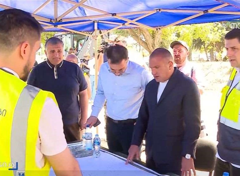 თელავში საავტომობილო გზების, მდინარე თელავისხევის კალაპოტისა და ნაკადის დამჭერი ნაგებობების გაწმენდითი სამუშაო მიმდინარეობს