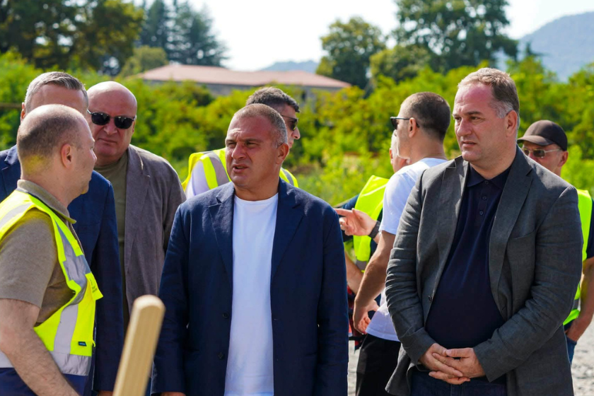 რევაზ სოხაძე კახეთის რეგიონში მიმდინარე საფეხბურთო სავარჯიშო მოედნების მშენებლობის პროცესს ადგილზე გაეცნო