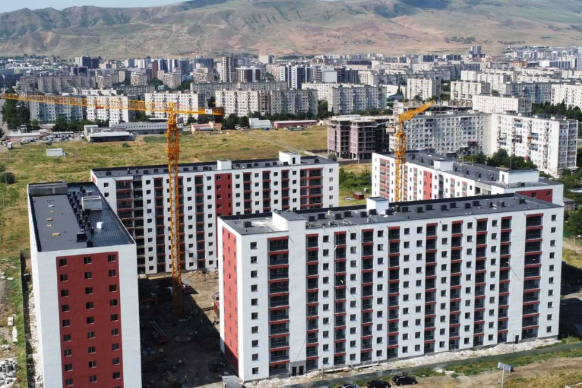 რუსთავში 800 დევნილი ოჯახისთვის განკუთვნილი თანამედროვე სტანდარტების საცხოვრებელი კომპლექსის მშენებლობა აქტიურად მიმდინარეობს