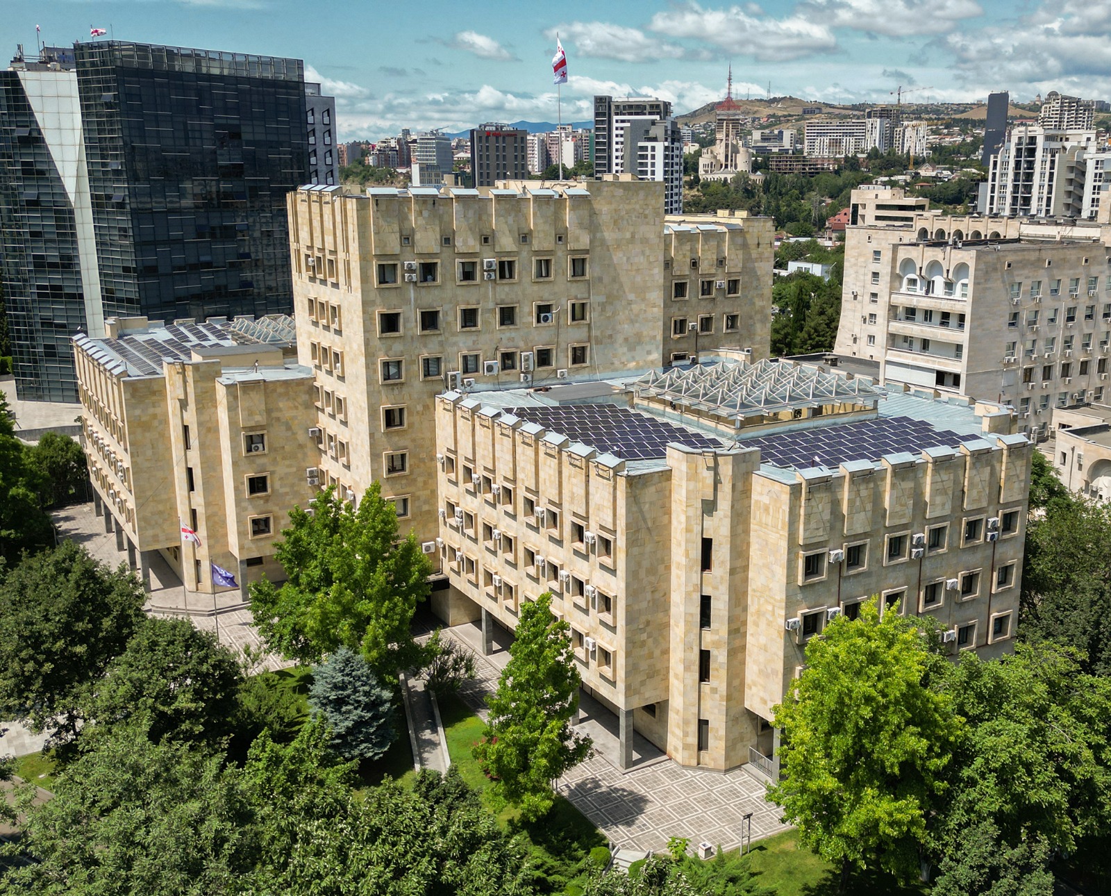 პროკურატურის მიერ წარდგენილი მტკიცებულებების საფუძველზე, დიდი ოდენობით თანხის თაღლითურად დაუფლების ფაქტზე ბრალდებულს 8 წლით თავისუფლების აღკვეთა მიესაჯა