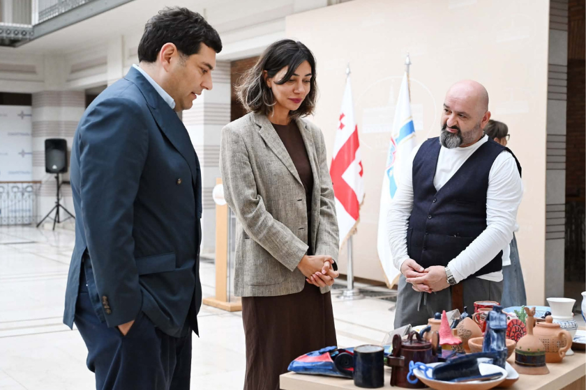 თბილისის საკრებულოში პროფესიული კოლეჯის „სპექტრში“ დამზადებული კერამიკული ნაკეთობების გამოფენა გაიმართა