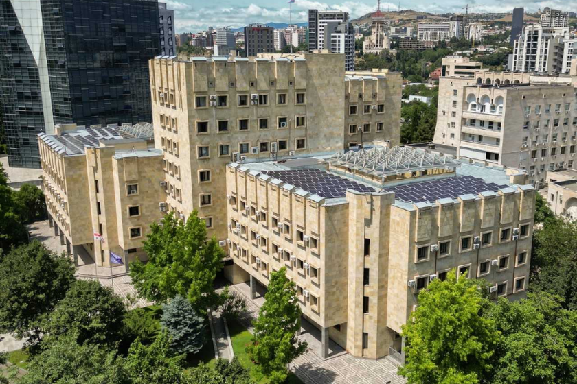 პროკურატურამ დიდი ოდენობით თანხის თაღლითურად დაუფლების ფაქტზე სამ პის ბრალდება წარუდგინა