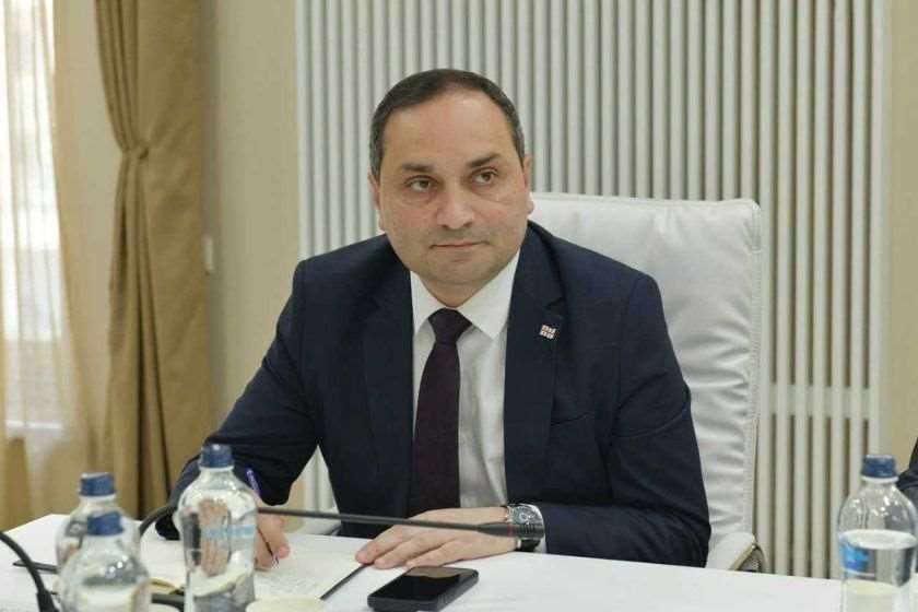 ზვიად გაბისონია: სახელმწიფო უნივერსიტეტებში სწავლა არის უფასო - პირველი ორი სემესტრის განმავლობაში სტუდენტის სწავლის საფასურს სრულად და უპირობოდ ფარავს სახელმწიფო, ხოლო იმისთვის, რომ სტუდენტმა 100%-იანი დაფინანსება შეინარჩუნოს, უნდა დააგროვოს კრედიტების 80%-ზე მეტი, ანუ სემესტრში ჩასაბარებელი შეიძლება დარჩეს მხოლოდ ერთი საგანი