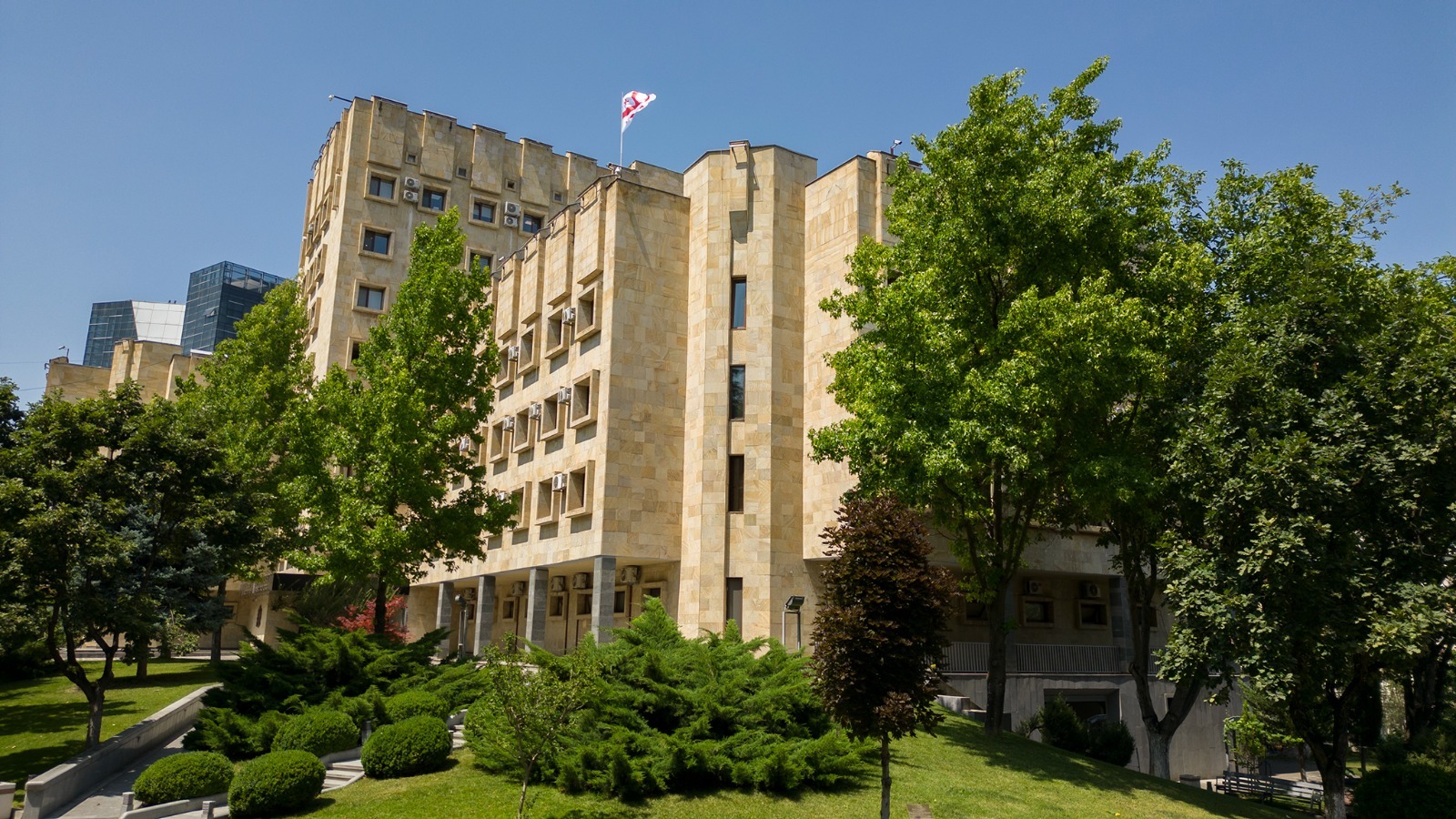 პროკურატურის მიერ წარდგენილი მტკიცებულებების საფუძველზე ბიზნესმენ ბესარიონ ხარძიანის წამებისა და ქონების გამოძალვის ფაქტებზე, სასამართლომ გიორგი უდესიანი და ალექსანდრე მუხაძე დამნაშავედ ცნო