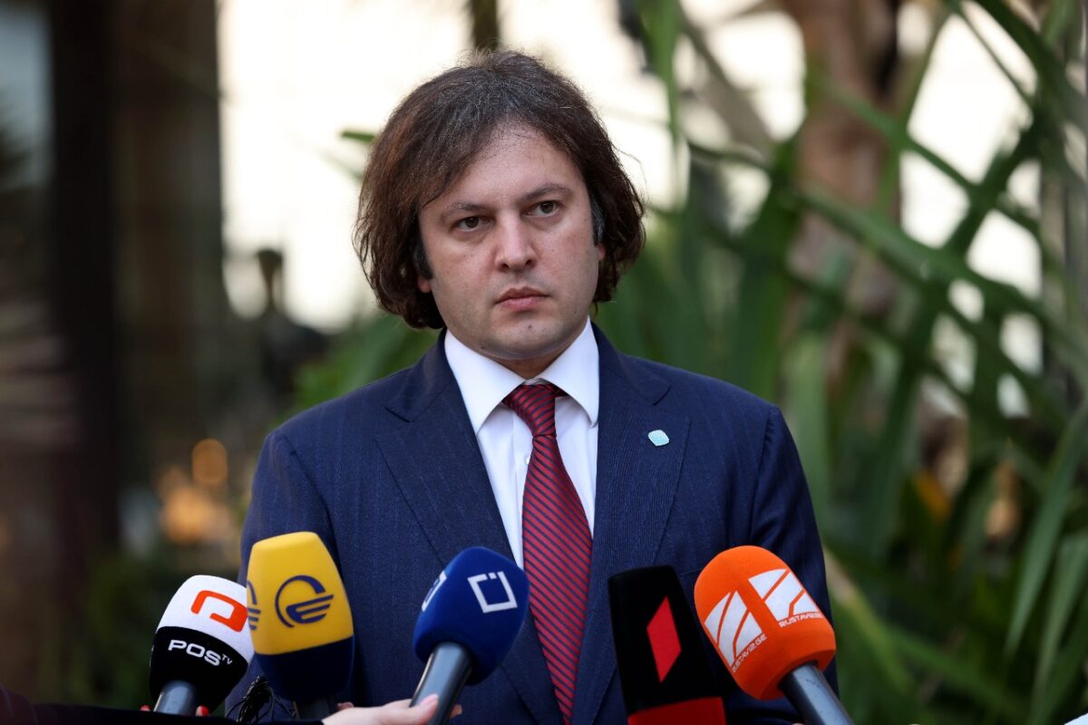 პრემიერი: 2008 წელს რუსეთის მიერ საქართველოს ტერიტორიების ოკუპაციის შემდეგ, „ნაციონალურ მოძრაობას“ რუსეთთან მიმართებით არათუ მკაცრი პოლიტიკა არ გაუტარებია, არამედ ომის დასრულებიდან მალევე, რეჟიმის ლიდერი რუსეთის მოქალაქეებს საზღვარზე უშუალოდ ხვდებოდა