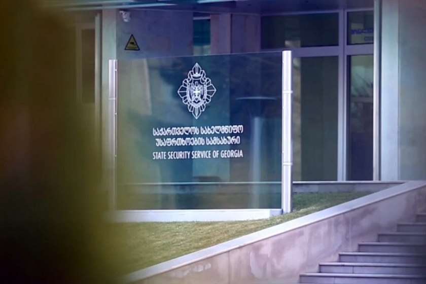 სახელმწიფო უსაფრთხოების სამსახურის ანტიკორუფციული სააგენტოს თანამშრომლებმა დიდი ოდენობით თაღლითობისა და ფალსიფიკაციის ფაქტზე ორი პირი დააკავეს - საქმე ეხება მარნეულისა და ქარელის მუნიციპალიტეტების ბაგა-ბაღებში საქონლის ხორცის ნაცვლად, მოტყუებით, ცხენის ხორცის შეტანის ფაქტებს
