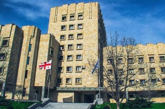 პროკურატურის მიერ წარდგენილი მტკიცებულებების საფუძველზე დიდი ოდენობით ნარკოტიკული საშუალების უკანონო შეძენის, შენახვის და რეალიზაციის ფაქტებზე ბრალდებულს სასამართლომ 15 წლით თავისუფლების აღკვეთა მიუსაჯა