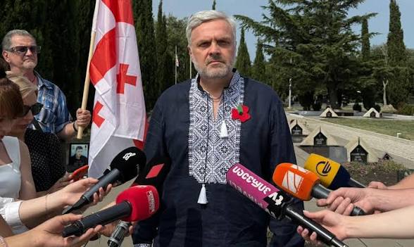 ოკუპირებული აფხაზეთის დე ფაქტო საგარეო საქმეთა სამინისტრო: ბარამიძის დევნას აშკარად პოლიტიკურად მოტივირებული ხასიათი აქვს - ეს წარმოადგენს ზემოქმედების მცდელობას ქართველი საზოგადოებისა და პოლიტიკური ელიტის იმ ნაწილზე, რომელიც ათწლეულების შემდეგ ავლენს მზადყოფნას წარსულის ტრაგიკული მოვლენების ობიექტური გააზრებისთვის