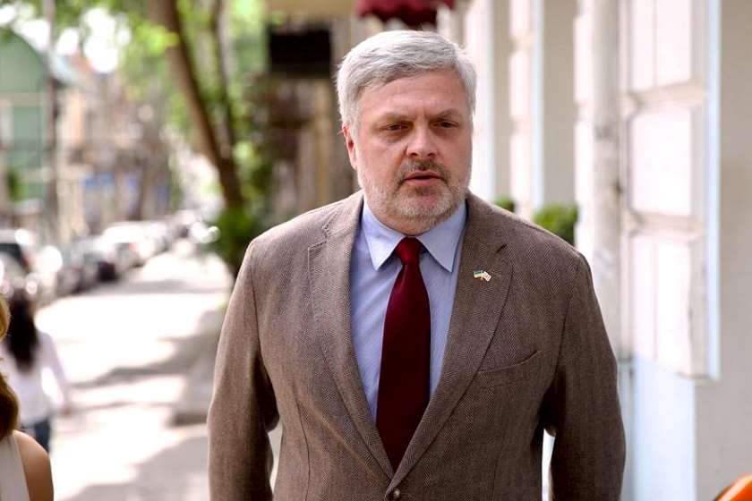 აფხაზეთის ომის მონაწილე გია ნიშნიანიძე ბარამიძეს ტყუილში ამხელს: ქუთაისის იზოლატორში გვყავდა მოწინააღმდეგის 23 ტყვე მეომარი, იმავე დღეს გავფრინდი გუდაუთაში, აეროდრომზე მოვიდნენ არძინბა, ოზგანი და ბესლან კობახია, მოიყვანეს ჩვენი ბიჭები და შედგა გაცვლა - ყველა ყველაზე. რა ბარამიძე, რის ბარამიძე?! იქ ბარამიძე არც ყოფილა და არც არავის უნახავს