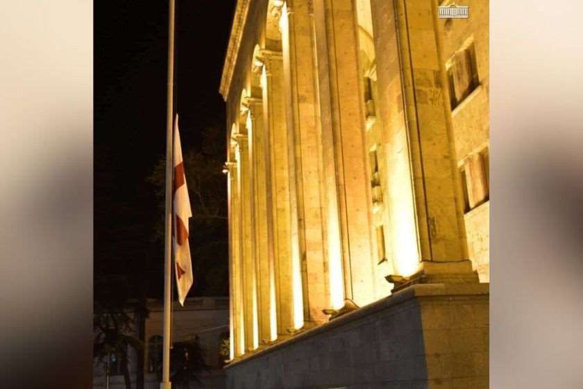 2008 წლის რუსეთ-საქართველოს ომის მე-18 წლისთავთან დაკავშირებით, დაღუპულთა ხსოვნისადმი პატივის მიგების ნიშნად, პარლამენტის სასახლეზე საქართველოს სახელმწიფო დროშა დაეშვა