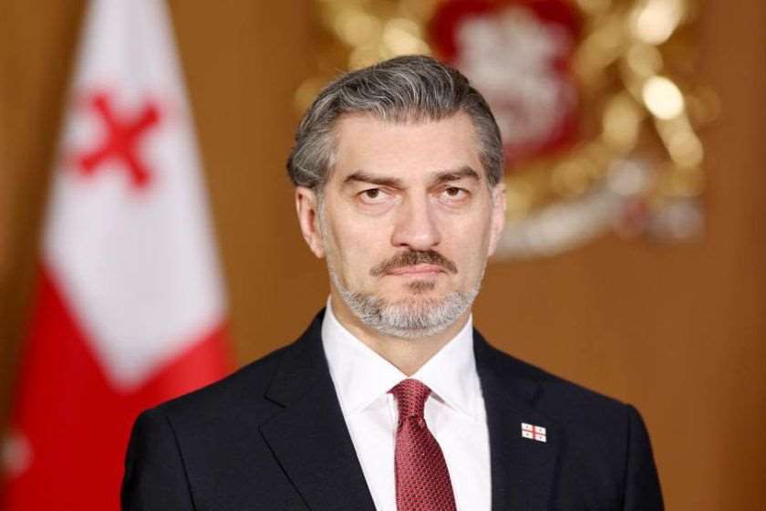საქართველოს პრეზიდენტი: მე მინდა ქედი მოვიხარო და მადლობა ვუთხრა ჩვენი გმირების მშობლებს, ოჯახის წევრებს, რომ ასეთი ღირსეული პიროვნებები გაუზარდეს სამშობლოს. სამწუხაროდ, ეს ოკუპაცია დღემდე გრძელება