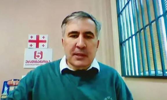 სააკაშვილი: ყოველი წლის 8 აგვისტოს (ეს რუსების თარიღია, ომი სინამდვილეში ბევრად ადრე დაიწყო) რუსეთზე საქართველოს გამხარებელ მოღალატეთა მახინჯი ბანდა გვიტარებს ღალატის და ერის და გმირების შეურაცხყოფის რიტუალს მუხათგვერდში