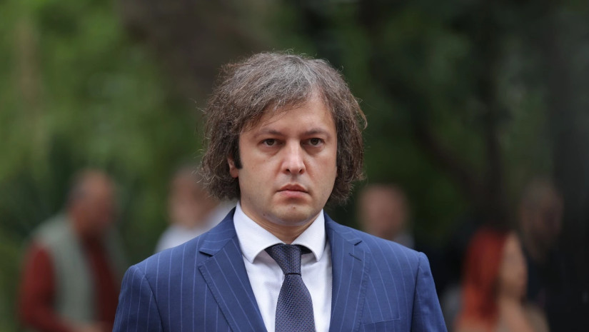 პრემიერი: ხოშტარია, რომელიც დღეს დანიშნული ჰყავთ მის პატრონებს მთავარ რუსოფობად, გამოდიოდა 2008-2012 წლებში და აცხადებდა, რომ რუსი ტურისტი და რუსული ფული არ იყო პრობლემა, პირიქით, მიესალმებოდნენ, 2008-2012 წლებში რომ გამოდიოდი და მიესალმებოდი რუს ტურისტსაც, რუსულ ფულსაც და ყველაფერ რუსულს და ახლა ქორწილებს რომ აქციებს უწყობ, ეს არის უცხოელი აგენტის სამარცხვინო ბედი