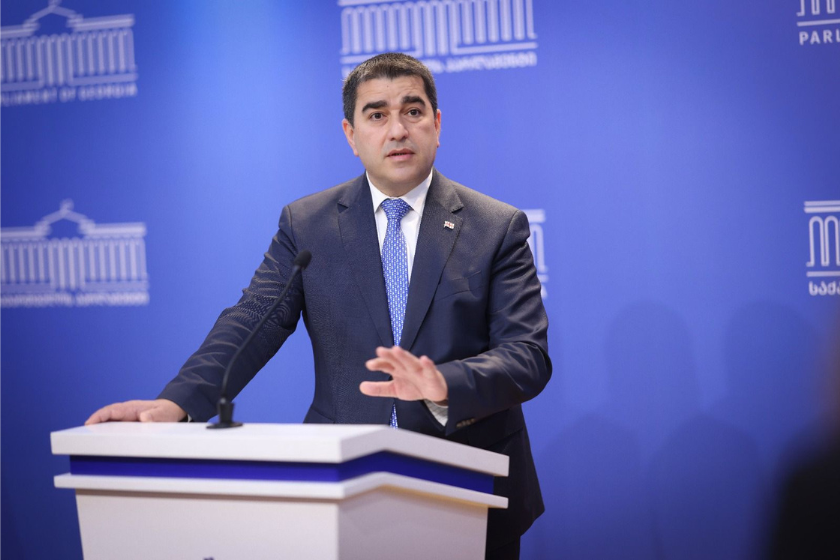 შალვა პაპუაშვილი საქართველოს სუვერენულ რეიტინგზე: ეს აჩვენებს ორ რამეს. პირველი, საქართველოს ხელისუფლების მშვიდ, რაციონალურ და ძალიან სწორ ეკონომიკურ გეზს. მეორე, ეს გვაჩვენებს ქართველი ხალხის სიბრძნეს, რომ ამ პოლიტიკაში საქართველოს ხელისუფლებას მიჰყვება
