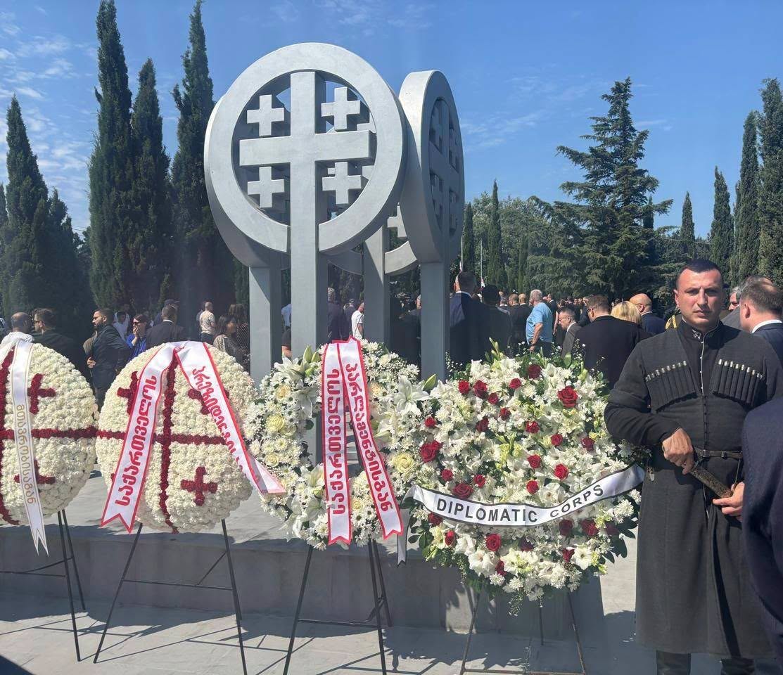 გერმანიის საელჩო – გერმანია საქართველოს გვერდით დგას, ჩუმ მწუხარებაში ჩვენი ფიქრებით ვართ მსხვერპლთა ოჯახებთან და ყველა იმ ადამიანთან, ვისთვისაც ომის შედეგები დღემდე მტკივნეულ განცდად რჩება