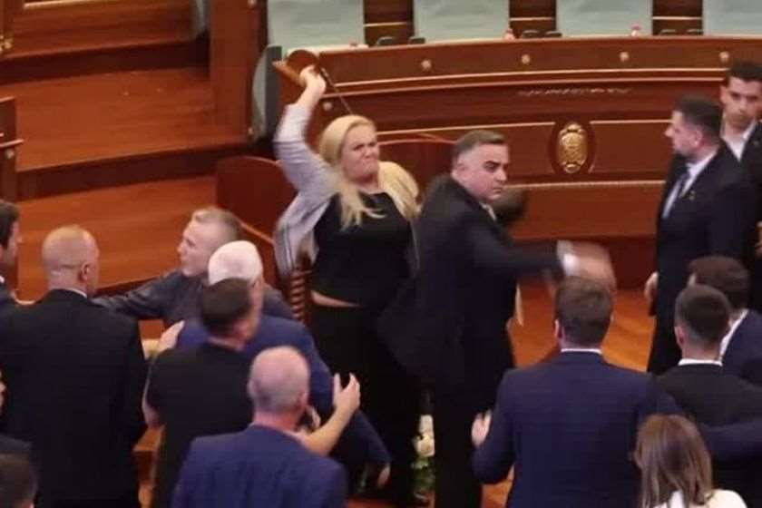 კოსოვოში ოპოზიციონერმა დეპუტატმა პრემიერ-მინისტრის მოვალეობის შემსრულებელს კვერცხები ესროლა
