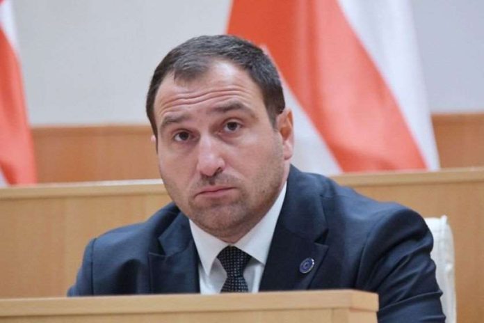 ირაკლი კირცხალია: არის თუ არა დამთხვევა, რომ კულტურის სფეროს კონკრეტული წარმომადგენლები ზუსტად იმ მოდელის მიხედვით მოქმედებენ, როგორც უცხო ძალების უსიტყვოდ მორჩილი პოლიტიკოსები და „ენჯეოშნიკები“, ამაზე თუ გსურთ ვიმსჯელოთ. პირადად მე, ასეთი დამთხვევების არ მჯერა