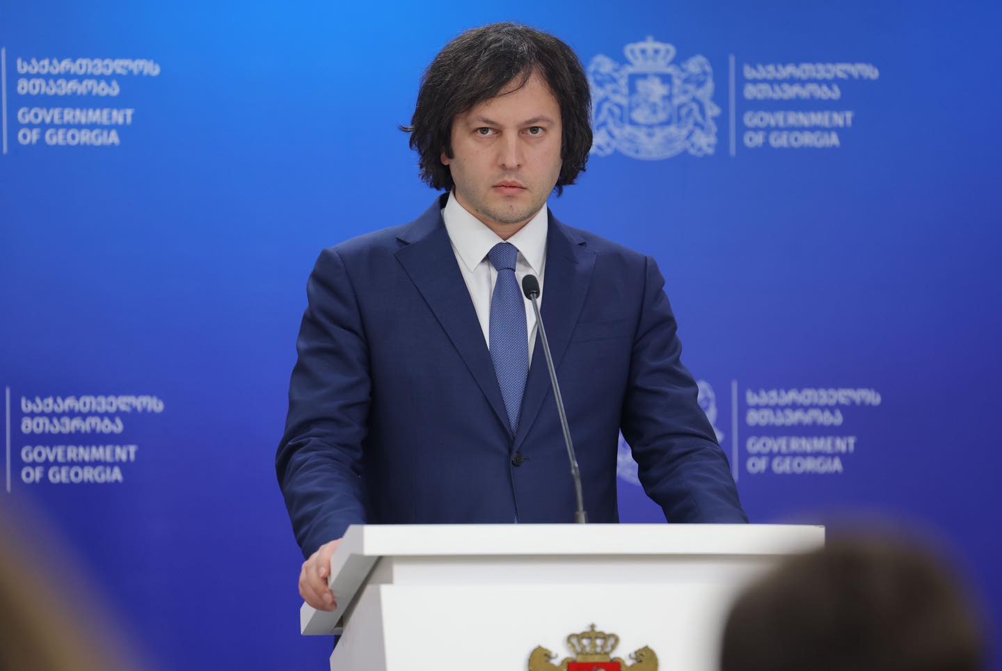 ირაკლი კობახიძე „ფორმულას“ ჟურნალისტს: თქვენ არ გაქვთ პასუხი კითხვაზე, რატომ გულშემატკივრობთ ისევ კოლექტიურ „ნაცმოძრაობას“, იმ სისხლიან პარტიას, რომელმაც ათასი უბედურება დაატეხა ჩვენს ქვეყანას, როცა იყო ხელისუფლებაში, გაქვთ კონკრეტული პარტიული დანიშნულება და ინსტრუქციები, ამიტომ ხართ სრულიად არაკრიტიკულები