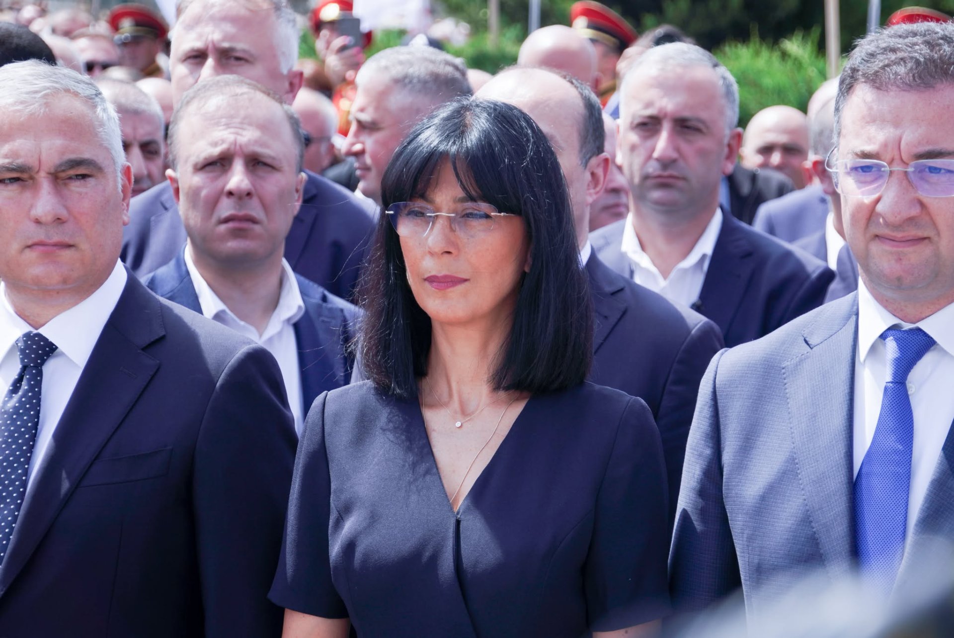 თეა ახვლედიანმა, პრეზიდენტთან და პრემიერ-მინისტთან ერთად, რუსეთ-საქართველოს ომისას შინდისში დაღუპული ქართველი სამხედროების ხსოვნას პატივი მიაგო