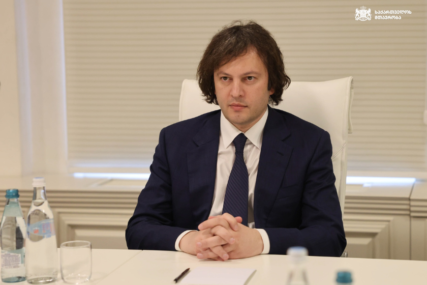პრემიერი: 2022 წელს სამჯერ სცადეს რუსოფობიური კამპანიის გაღვივება, მაგრამ ვერ გააღვივეს, იმიტომ რომ ქართული კულტურისთვის უცხოა რუსოფობია, ისევე როგორც ქსენოფობია, როდესაც ვხედავთ, როგორ დადიან უცხოელი აგენტები მაგალითად ბათუმის პლაჟზე რუსოფობიური ბანერებით, ეს არის კოორდინაციის შედეგი