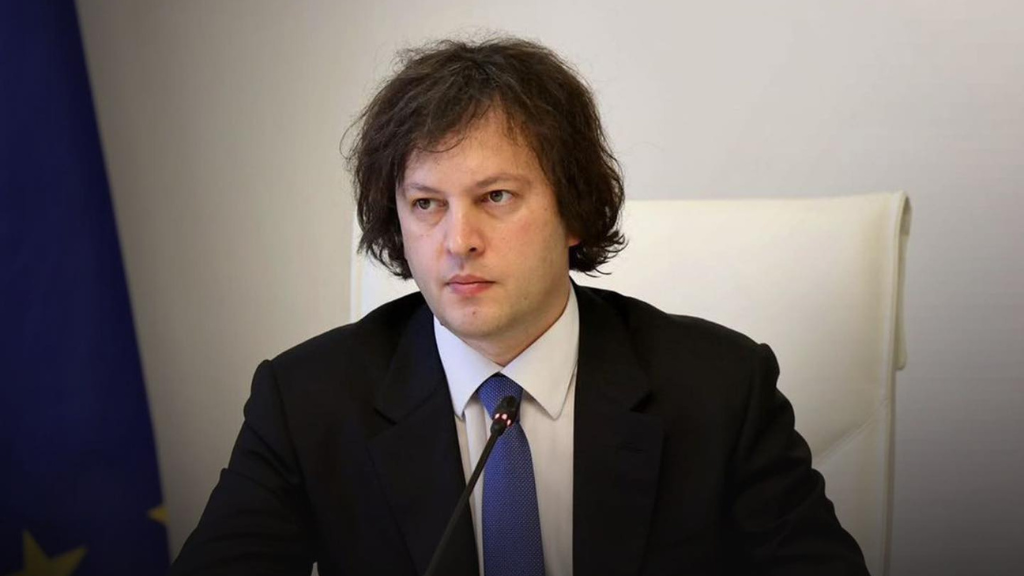 პრემიერი ტვ პირველს: ოკუპაციის შესახებ კანონის დამრღვევი დეპუტატები შემოიყვანეს „ნაცმოძრაობამ“ და უსუფაშვილმა 2016 წელს საქართველოში და არავის არაფერი გაუგია, 2020 წელს თქვენს პარტიას ჰქონდა წინასაარჩევნო ღონისძიება, სადაც „თბილისო“ შესრულდა ნახევრად რუსულად და რეაქციაც არ გქონიათ, იმიტომ, რომ ყალბია რუსოფობია თქვენს შორისაც კი, უცხოურ აგენტურაშიც კი ყალბია, არათუ ქართულ საზოგადოებაში